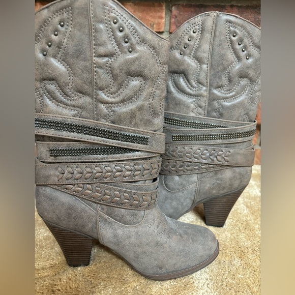 🖤MIA STRAPPY BUCKLE STUDDED GRAY FAUX LEATHER HEELED CALF HIGH BOOTS SIZE 8🖤 - Picture 2 of 12